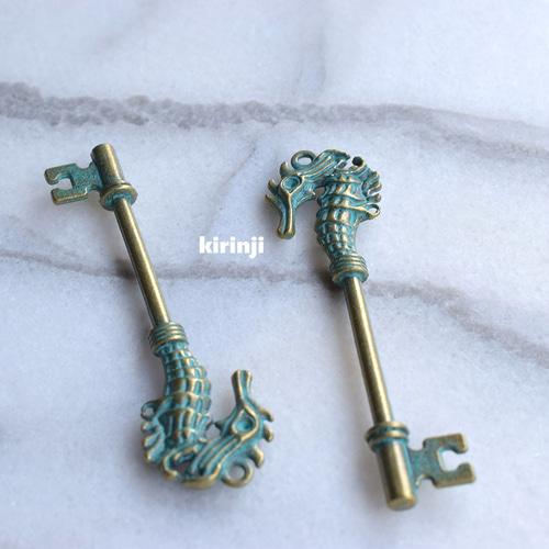 タツノオトシゴ型カギ」 アンティークブラス CN410B その他素材