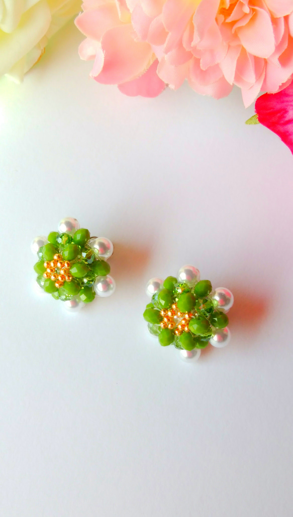 【送料無料】ぎょいこう(緑色の桜)の花のイヤリング 2枚目の画像