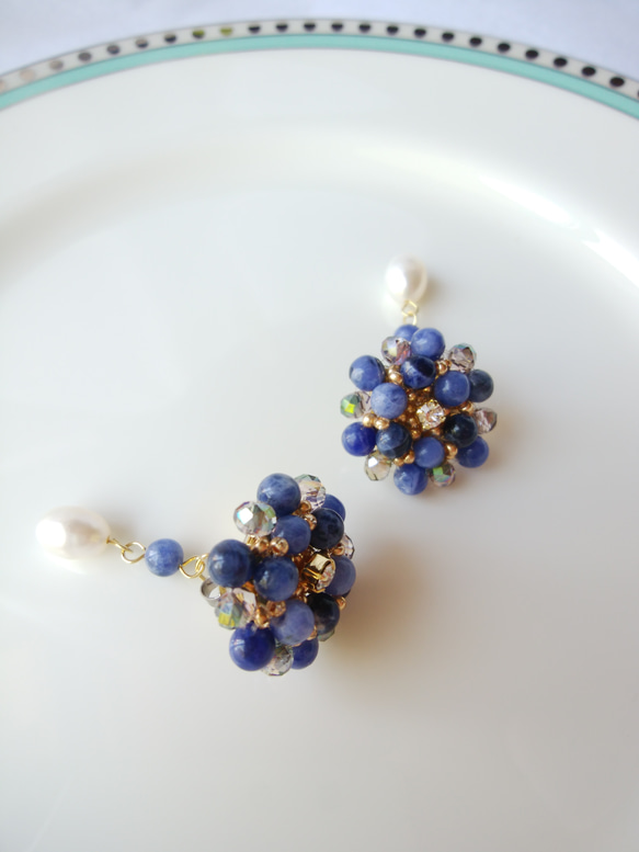【送料無料】青いソーダライト(パワーストーン)のお花ピアス 3枚目の画像