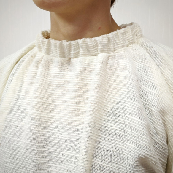 【和綿】紬織り ふんわりギャザーの後ろスリットブラウス オーガニックコットン MLサイズ 6枚目の画像