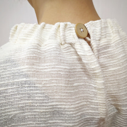 【和綿】紬織り ふんわりギャザーの後ろスリットブラウス オーガニックコットン MLサイズ 7枚目の画像