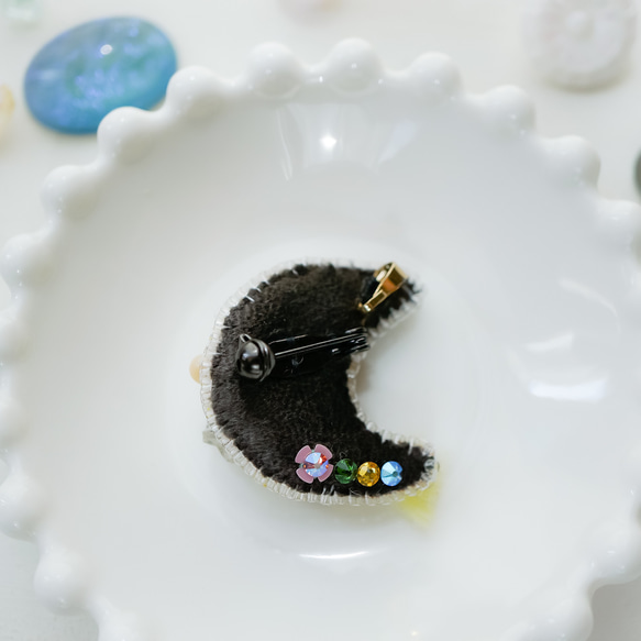 大粒の星がキラリ！お月様ちゃんのブローチ 3枚目の画像