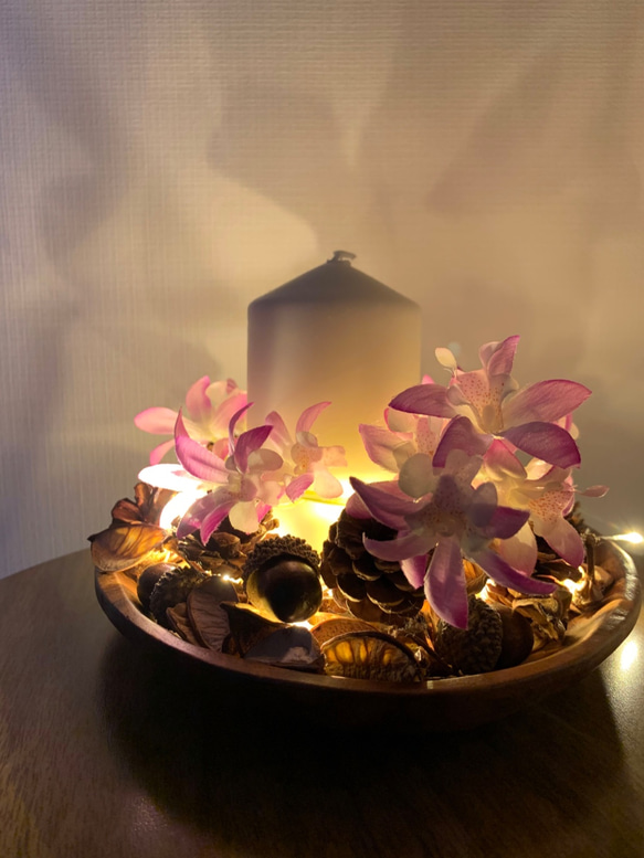 アートフラワーキャンドル（アートフラワー（造花）＋松ぼっくり＋どんぐり・LED照明付き） 2枚目の画像