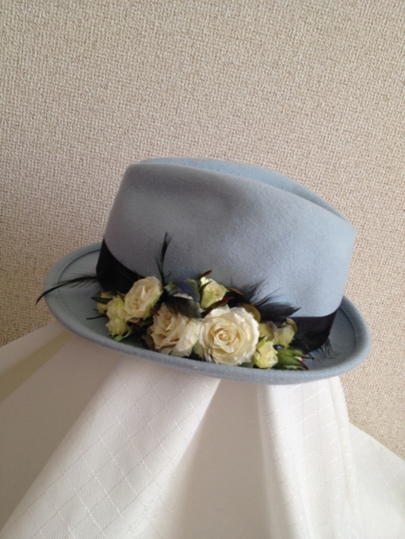 帽子の花飾り 2枚目の画像