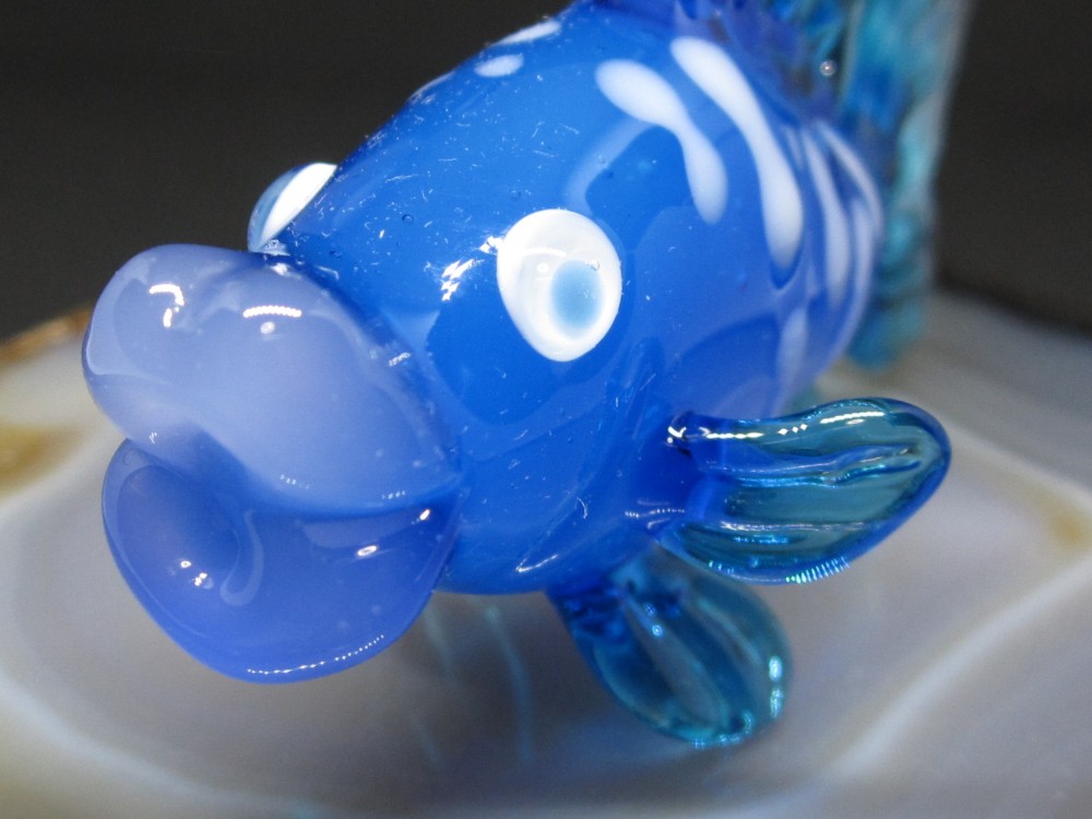 深い青色ガラスの魚型の灰皿 兼 花瓶 ※蚊取り線香置き 小物入れetcにも 深い青色ガラスの魚型の灰皿 花瓶 兼 小物入れetcにも ※蚊取り線香置き