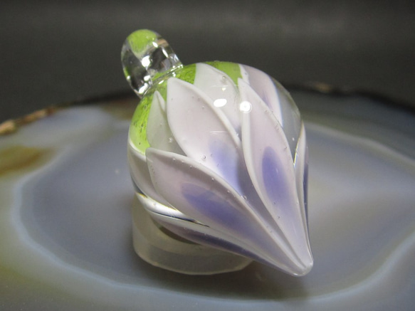 ガラスのアクセサリ・蓮のつぼみ（紫） 2枚目の画像