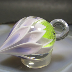 ガラスのアクセサリ・蓮のつぼみ（紫） 3枚目の画像