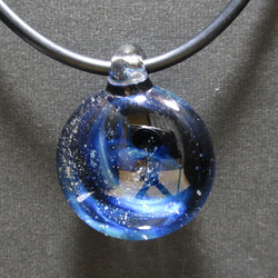 銀箔を使ったガラスのアクセサリ・宇宙６２ 5枚目の画像