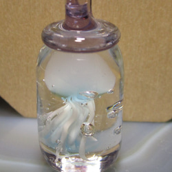 ガラスのアクセサリ・瓶詰めクラゲ３ 2枚目の画像