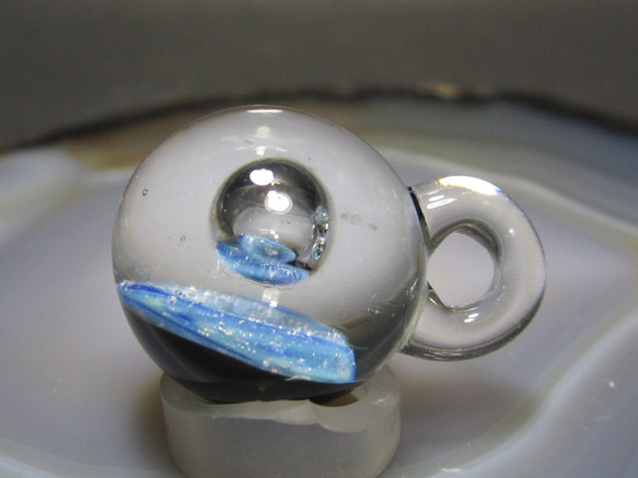 銀箔を使ったガラスのアクセサリ・蒼い世界のまるい空気 3枚目の画像