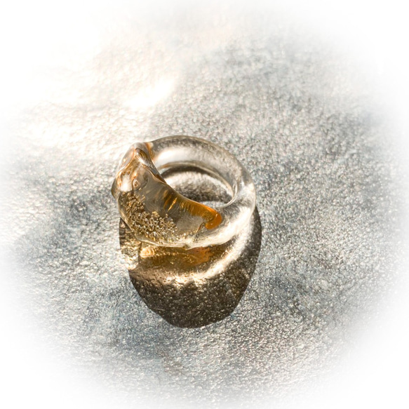 きらめくガラスのリング　琥珀 2枚目の画像