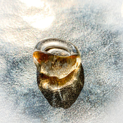 きらめくガラスのリング　琥珀 3枚目の画像