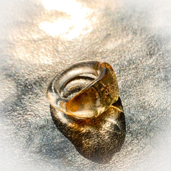きらめくガラスのリング　琥珀 4枚目の画像