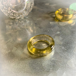 まるいガラスのリング　琥珀 2枚目の画像