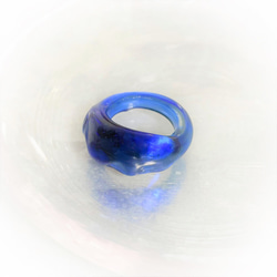 きらめくガラスのリング　ブルー 2枚目の画像