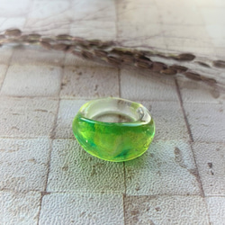 コロンとしたガラスのリング　フレッシュグリーン 2枚目の画像