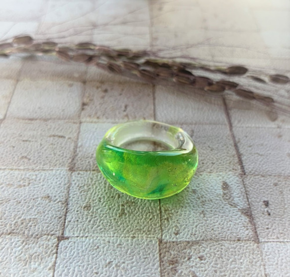 コロンとしたガラスのリング　フレッシュグリーン 2枚目の画像