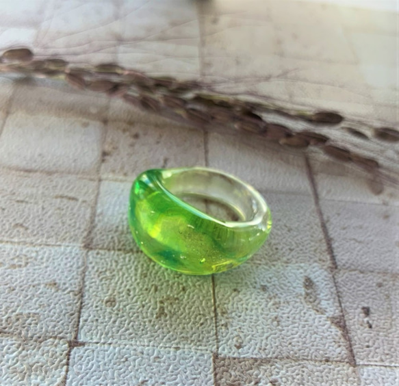 コロンとしたガラスのリング　フレッシュグリーン 3枚目の画像