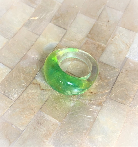 コロンとしたガラスのリング　フレッシュグリーン 1枚目の画像
