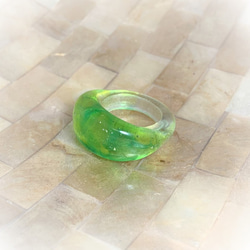 コロンとしたガラスのリング　フレッシュグリーン 6枚目の画像