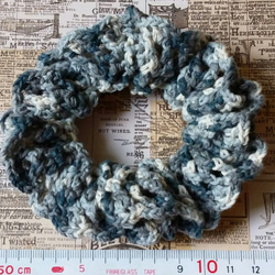 【受注製作】コットンの毛糸で編んだかわいいグレー系　シュシュ　ゴム入れ替え可能 2枚目の画像