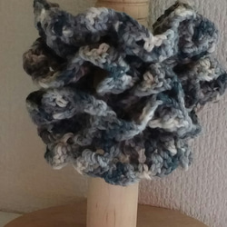 【受注製作】コットンの毛糸で編んだかわいいグレー系　シュシュ　ゴム入れ替え可能 3枚目の画像