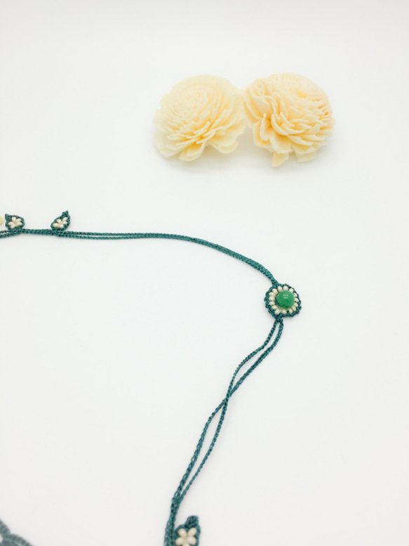 【受注生産】手編みの小さなお花のネックレス/green gold 3枚目の画像