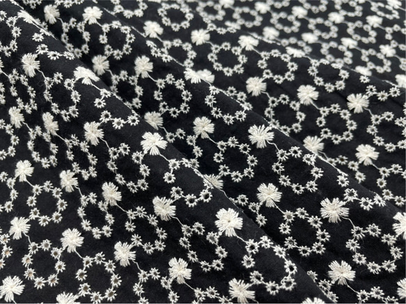 ◇刺繍生地♢　カットクロス　ブラック花柄 2枚目の画像
