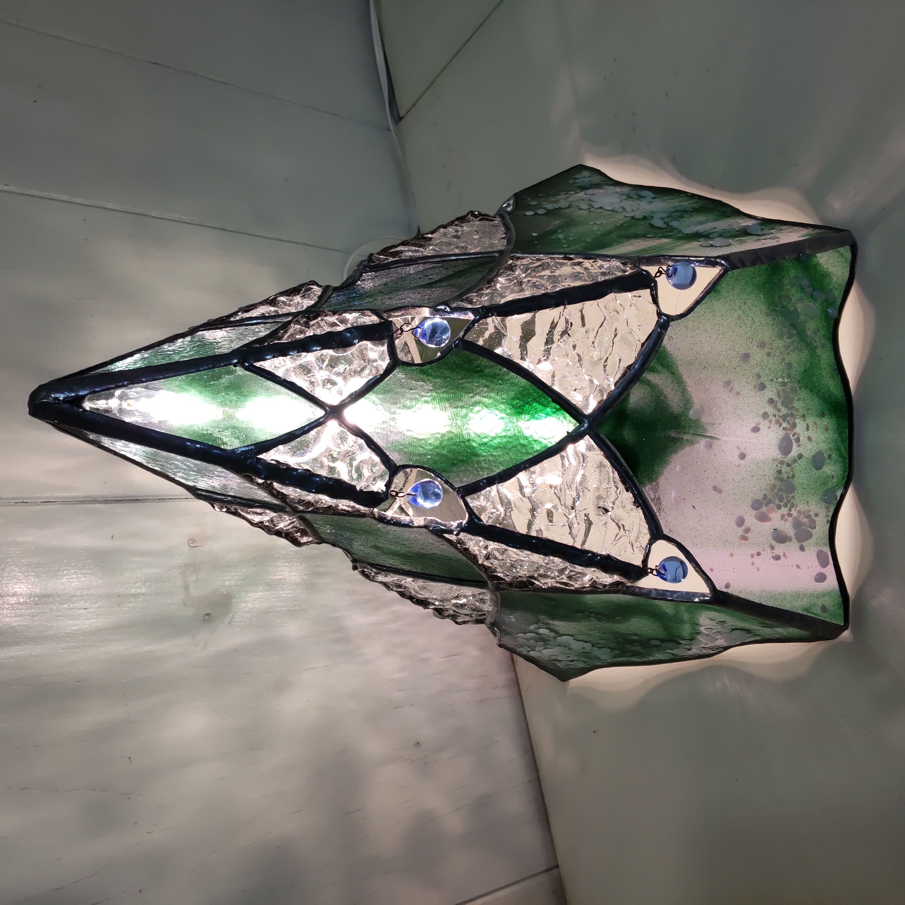 シックで大人のクリスマスを演出するステンドグラスのクリスマスツリー