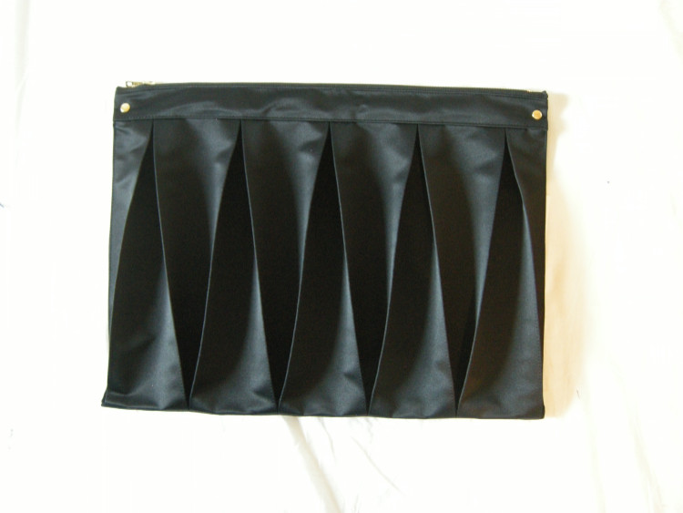 プリーツのクラッチバッグ　（Sサイズ　ブラック）