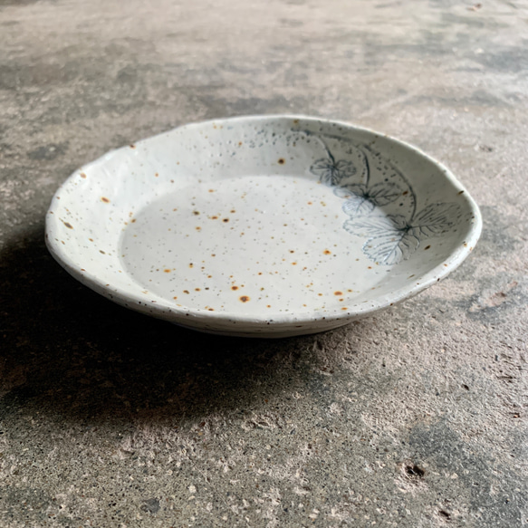 「ストロベリー・いのちのきおくシリーズ」中皿、丸皿、植物、プレート、食器、陶磁器、デザート皿 3枚目の画像