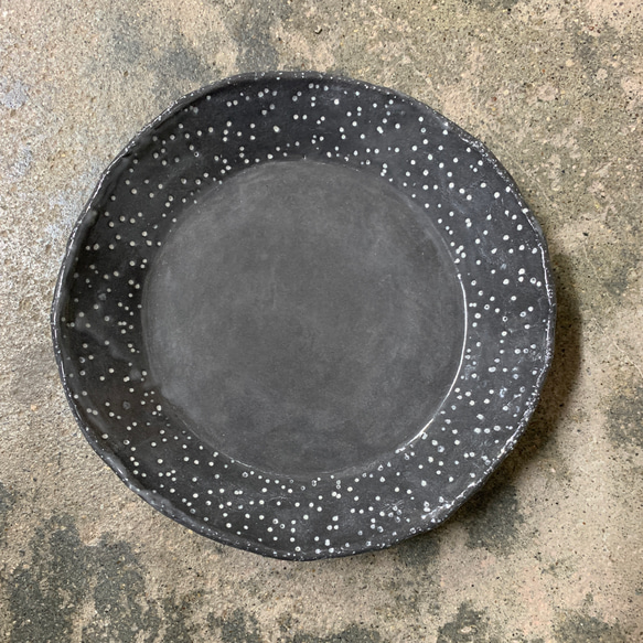 「白ドットの黒皿」中皿、丸皿、食器、陶磁器 2枚目の画像