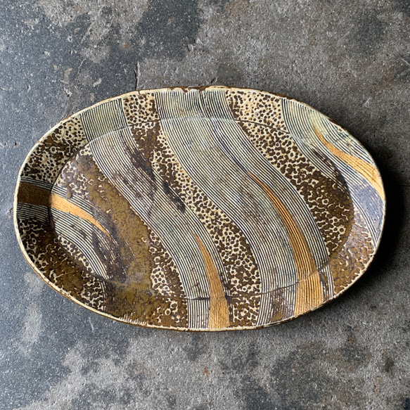 「アンティークゴールドのオーバル皿」大皿、長皿、卵形、長円形、楕円形、鉄釉、金彩、ドット、波形ー 送料無料 2枚目の画像
