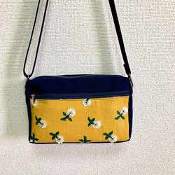 デイジーの花刺繍ポケット(マスタード)　ボックスショルダーバッグ 2枚目の画像