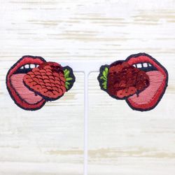 【送料無料】真っ赤な刺繍の唇と真っ赤なスパンコールのイチゴのピアス＊レッド×ブラック 2枚目の画像