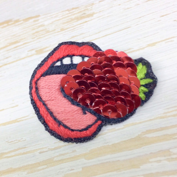 【送料無料】真っ赤な刺繍の唇と真っ赤なスパンコールのイチゴのピアス＊レッド×ブラック 3枚目の画像