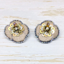 【送料無料】刺繍とスパンコールとビーズで作った淡いシャンパンゴールドの花モチーフピアス＊純チタンピアス・イヤリング 6枚目の画像