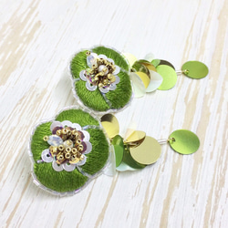 【送料無料】刺繍とスパンコールとビーズで作った爽やかな若草色の花モチーフピアス＊純チタンピアス・イヤリング 4枚目の画像