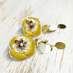 【送料無料】刺繍とスパンコールとビーズで作った鮮やかなイエローの花モチーフピアス＊純チタンピアス・イヤリング 4枚目の画像