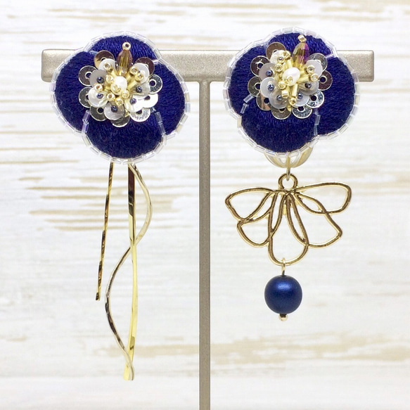 【送料無料】刺繍とスパンコールで作ったネイビーの花モチーフとゴールドメタルパーツのアシンメトリーピアス＊イヤリング 2枚目の画像