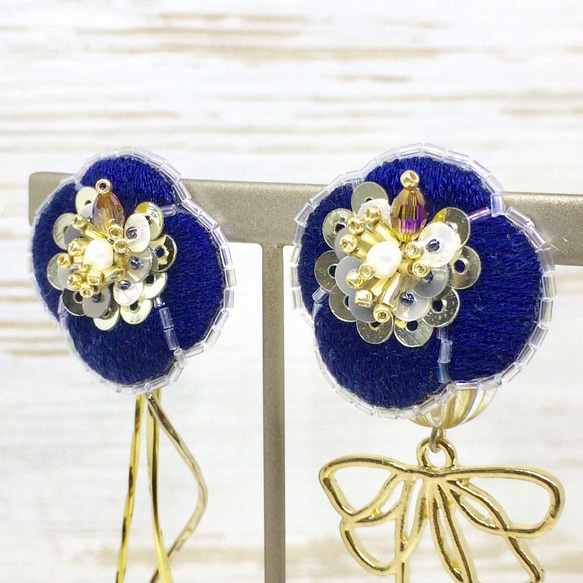 【送料無料】刺繍とスパンコールで作ったネイビーの花モチーフとゴールドメタルパーツのアシンメトリーピアス＊イヤリング 3枚目の画像