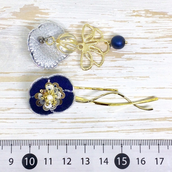 【送料無料】刺繍とスパンコールで作ったネイビーの花モチーフとゴールドメタルパーツのアシンメトリーピアス＊イヤリング 7枚目の画像