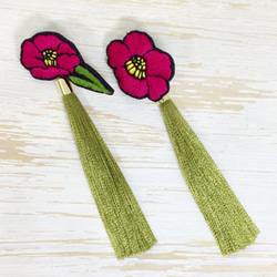 【送料無料】刺繍で作ったツバキの花と光沢が綺麗なロングタッセルの和風ピアス＊濃いピンク×鶯色×ゴールド＊純チタンピアス・ 3枚目の画像