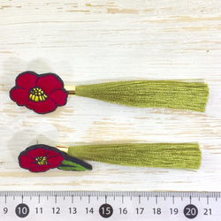 【送料無料】刺繍で作ったツバキの花と光沢が綺麗なロングタッセルの和風ピアス＊濃いピンク×鶯色×ゴールド＊純チタンピアス・ 7枚目の画像