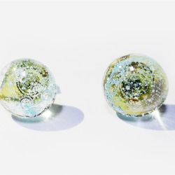 泡ガラスのラムネピアス 4枚目の画像