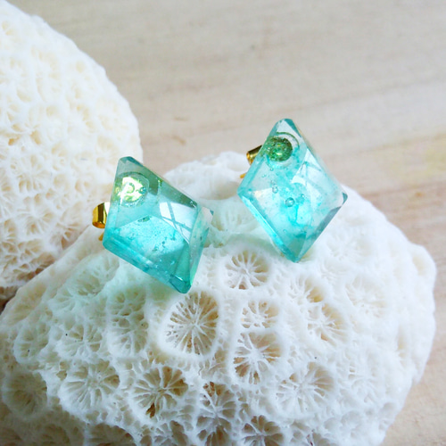 透き通るハンドメイドガラスの一粒ピアス ピアス（スタッド・一粒