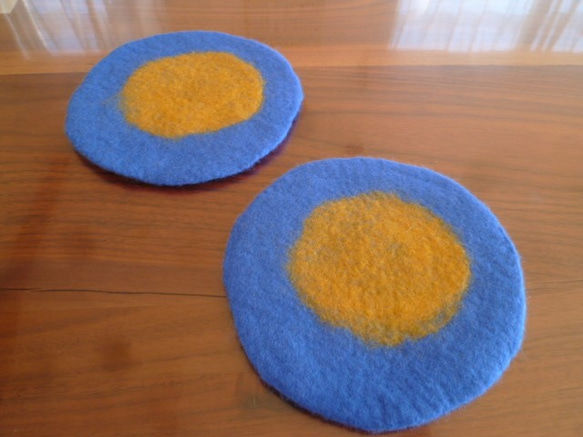 羊毛フェルトのコースター２枚セット（ブルー×マスタード） 2枚目の画像
