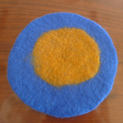 羊毛フェルトのコースター２枚セット（ブルー×マスタード） 3枚目の画像