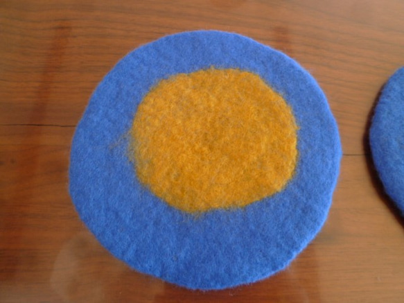 羊毛フェルトのコースター２枚セット（ブルー×マスタード） 3枚目の画像