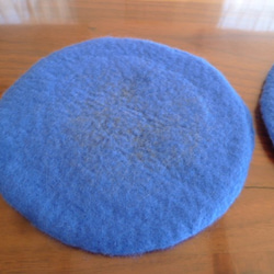 羊毛フェルトのコースター２枚セット（ブルー×マスタード） 4枚目の画像